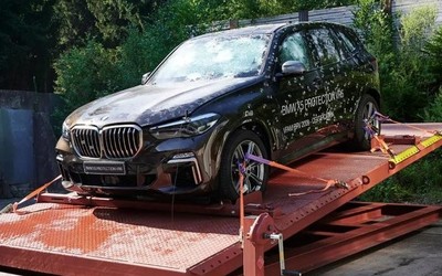 宝马推出防弹X5 Protection VR6 还不忘嘲讽一下特斯拉