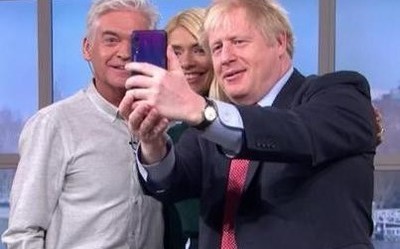 英国首相持华为P20 Pro自拍 嘴上说不要身体却很诚实？