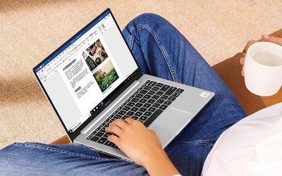 RedmiBook全面屏笔记本真机亮相 机身小巧屏占比高