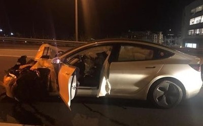特斯拉Model 3自动驾驶失灵撞上警车 司机竟在撸狗