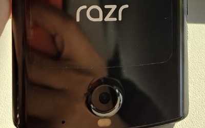 终于要发售了？摩托罗拉RAZR折叠手机量产版曝光