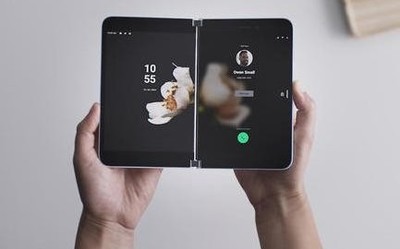 微软Surface Duo 2意外现身地铁：手势操作太酷炫了