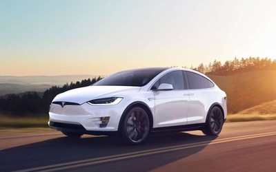 美国一辆特斯拉失控撞护栏 车主控告Autopilot有问题
