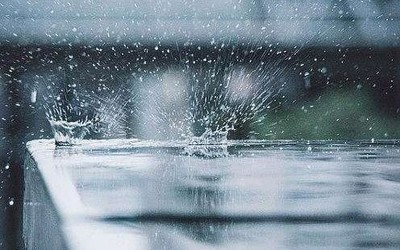 科学家研发“雨滴发电机” 一滴雨能点亮百只LED小灯泡