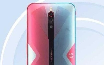 红魔5G游戏手机亮相工信部 后置三摄红蓝配色超吸睛