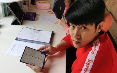 陆毅辅导女儿做作业晒图 手中的华为MateXs又亮了