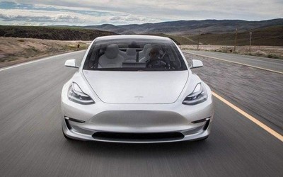 新突破：更新功能的特斯拉Model 3实现红灯停绿灯行