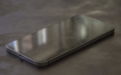 苹果iPhone 12 Pro真机图曝光 完美复刻iPhone 5系列？
