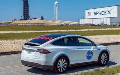 Model X成SpaceX官方座驾 将送NASA宇航员到发射台
