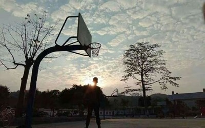 不光库里在寻找独臂篮球少年 荣耀还要送他Play4 Pro
