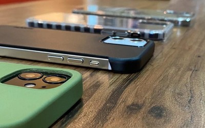 iPhone 12机模提前上手 矩阵镜头直角边框设计稳了
