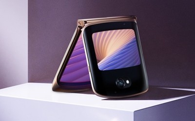 摩托罗拉razr 5G折叠屏手机开售！12499元无缝无折痕
