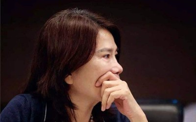 董明珠哭了…原来是听了以自己故事改编的电视主题曲