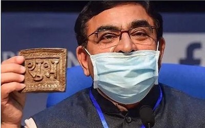Vallabhbhai Kathiria说：“牛粪可以保护所有人