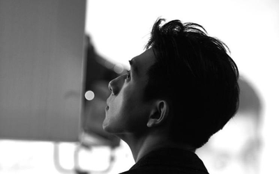 应该是指2020年李现头戴渔夫帽参加《人生若如初见》的开机仪式