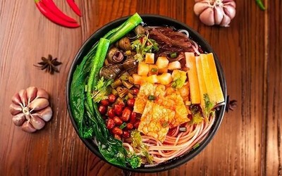 视频中的酸豆角加工厂是否是螺蛳粉的供货方