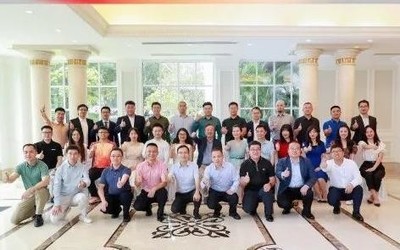 华为颁发最高荣誉奖 任正非与35名员工代表亲切合影